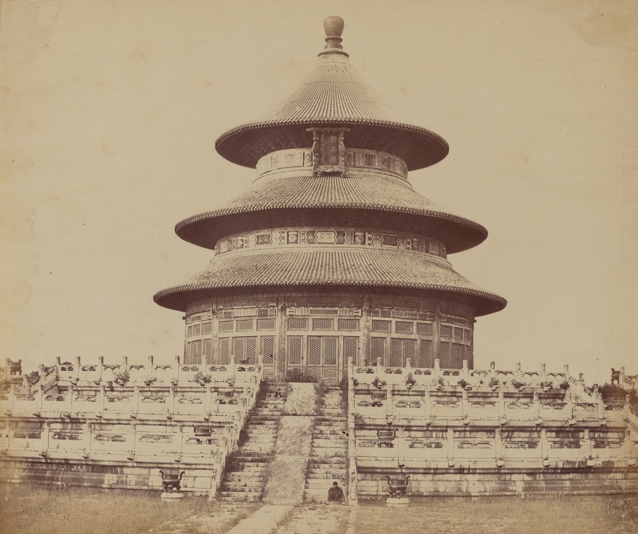 Posvátný chrám nebes, kde císař jednou ročně obětuje, v čínském městě Pekin, říjen 1860 od Felice Beato
