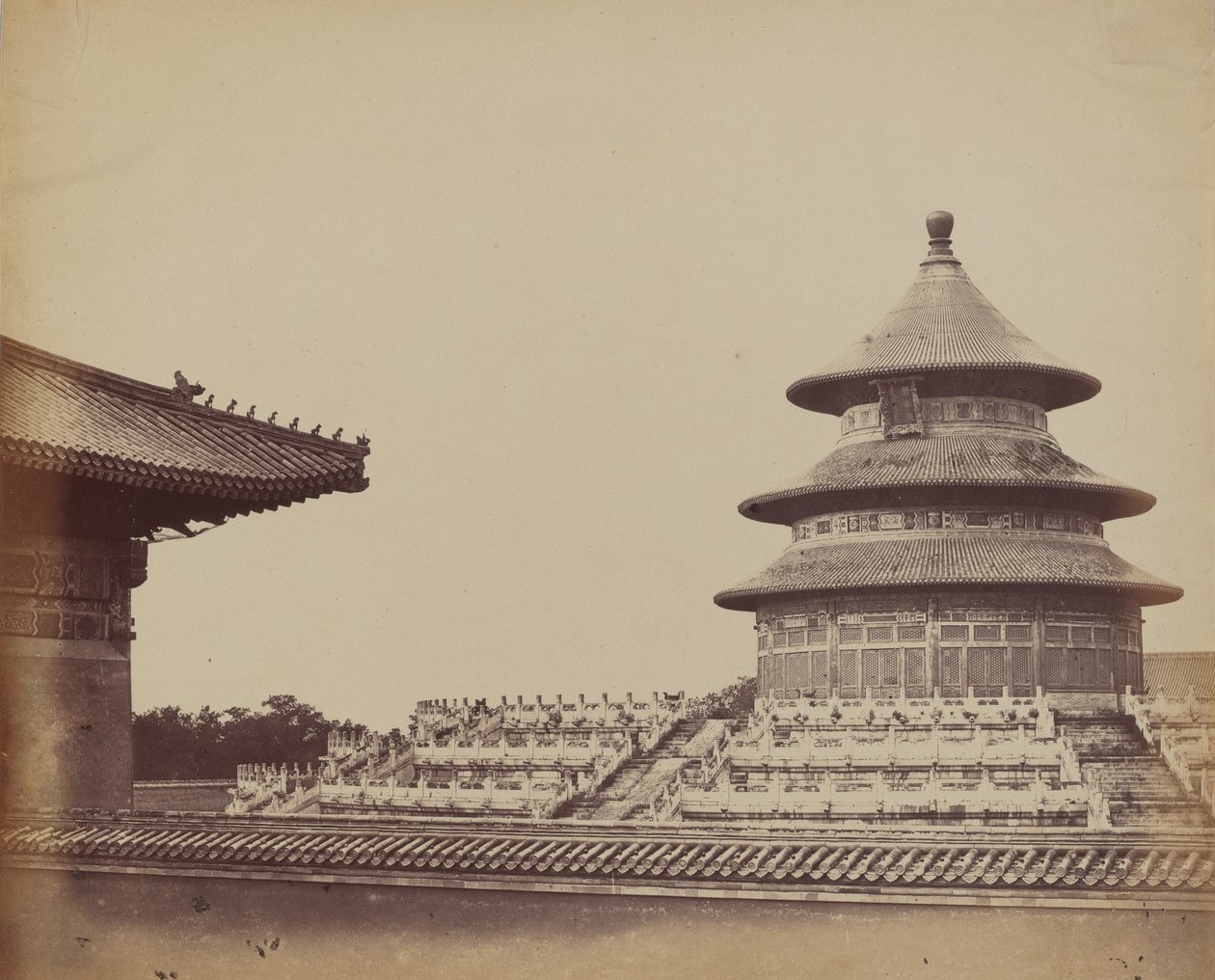 Chrám nebes z místa, kde jsou upalováni kněží, v čínském městě Pekin, říjen 1860 od Felice Beato