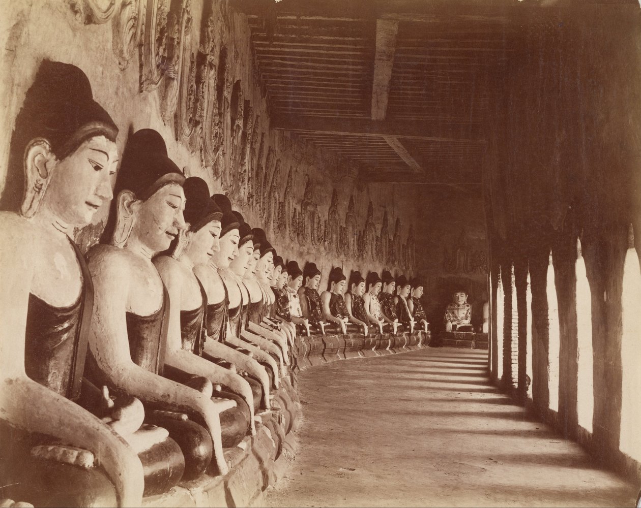 Čtyřicet devět Gautamas v Sagaing Temple od Felice Beato
