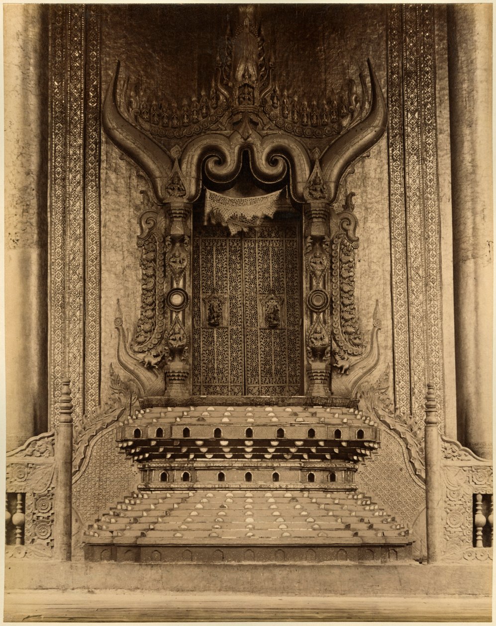 The-ha-thana neboli trůn lvů v Myei-nan neboli hlavní audienční sál v paláci Mandalay, Barma, konec 19. století (tisk alba) od Felice Beato