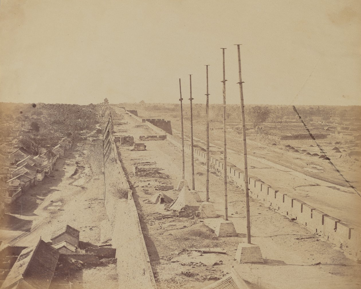 Vrchol zdi od brány Anting, Pekin, obsazený anglickými a francouzskými jednotkami, říjen 1860. od Felice Beato