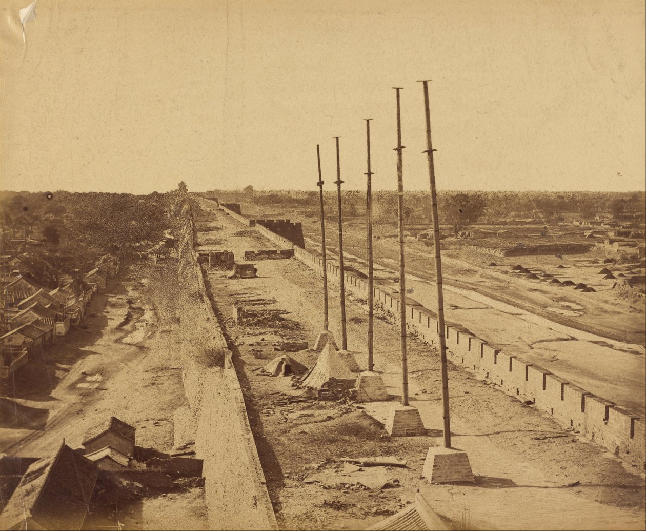 Vrcholek zdi od Antin Gate se zmocnil britských a francouzských vojsk, 21. října 1860 od Felice Beato