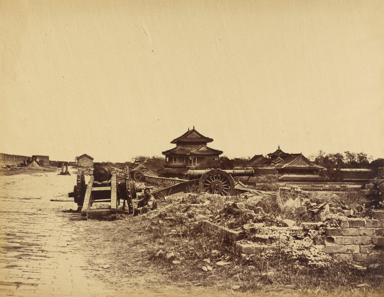 Vrchol pekingské zdi s čínskými děly namířenými proti našim bateriím, 14. října 1860 od Felice Beato