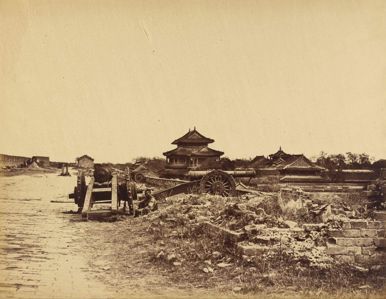 Vrchol pekingské zdi s čínskými děly namířenými proti našim bateriím, 14. října 1860 od Felice Beato
