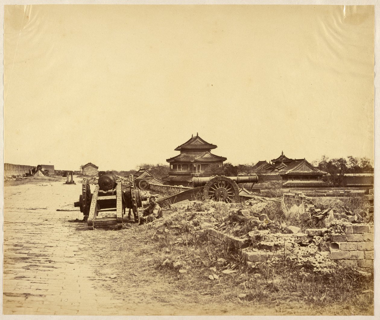 [Vrchol pekingské hradby obsazené 14. října 1860 s vyobrazením čínských děl namířených proti našim bateriím] od Felice Beato