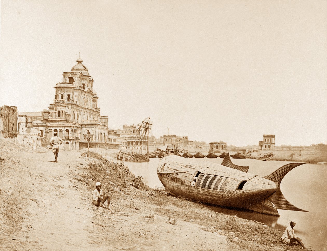 Pohled na palác Chattar Manzil s královskou lodí na řece Gumti, Lucknow, během indické vzpoury, 1858 od Felice Beato