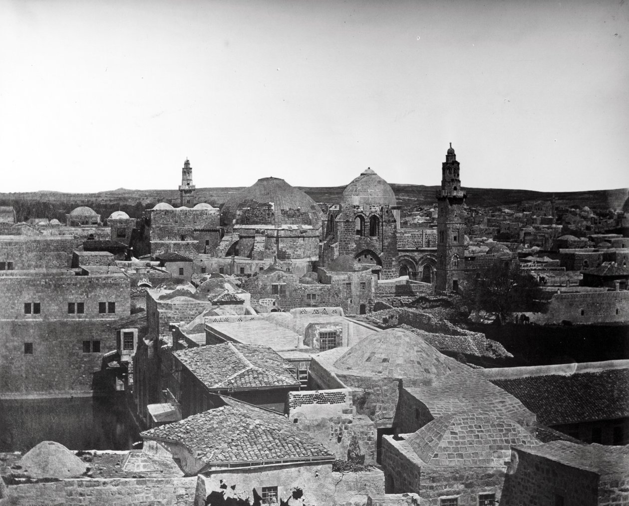 Pohled na kostel Božího hrobu a rybník Ezechiáš, Jeruzalém, 1857 od Felice Beato