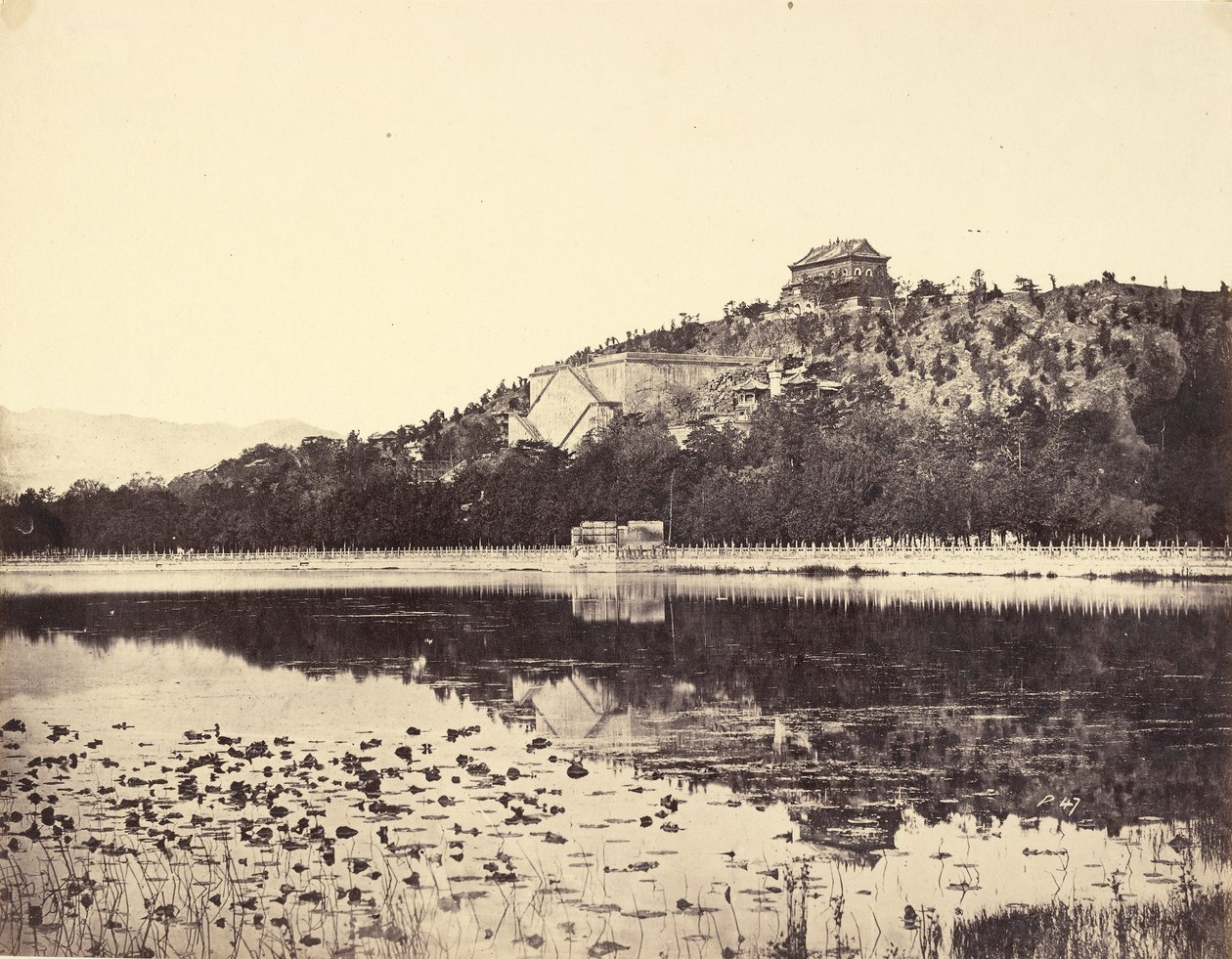 Pohled na císařský letohrádek, Yuen-Ming-Yuen, po spálení, sejmuto z jezera, Peking, 18. října 1860 od Felice Beato