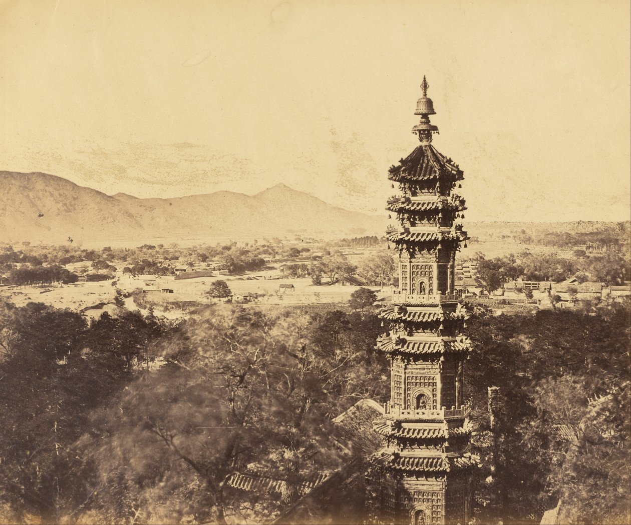Pohled na letohrádek. Pagoda Yuan Ming Yuan. Před upálením, Pekin, 18. října 1860 od Felice Beato