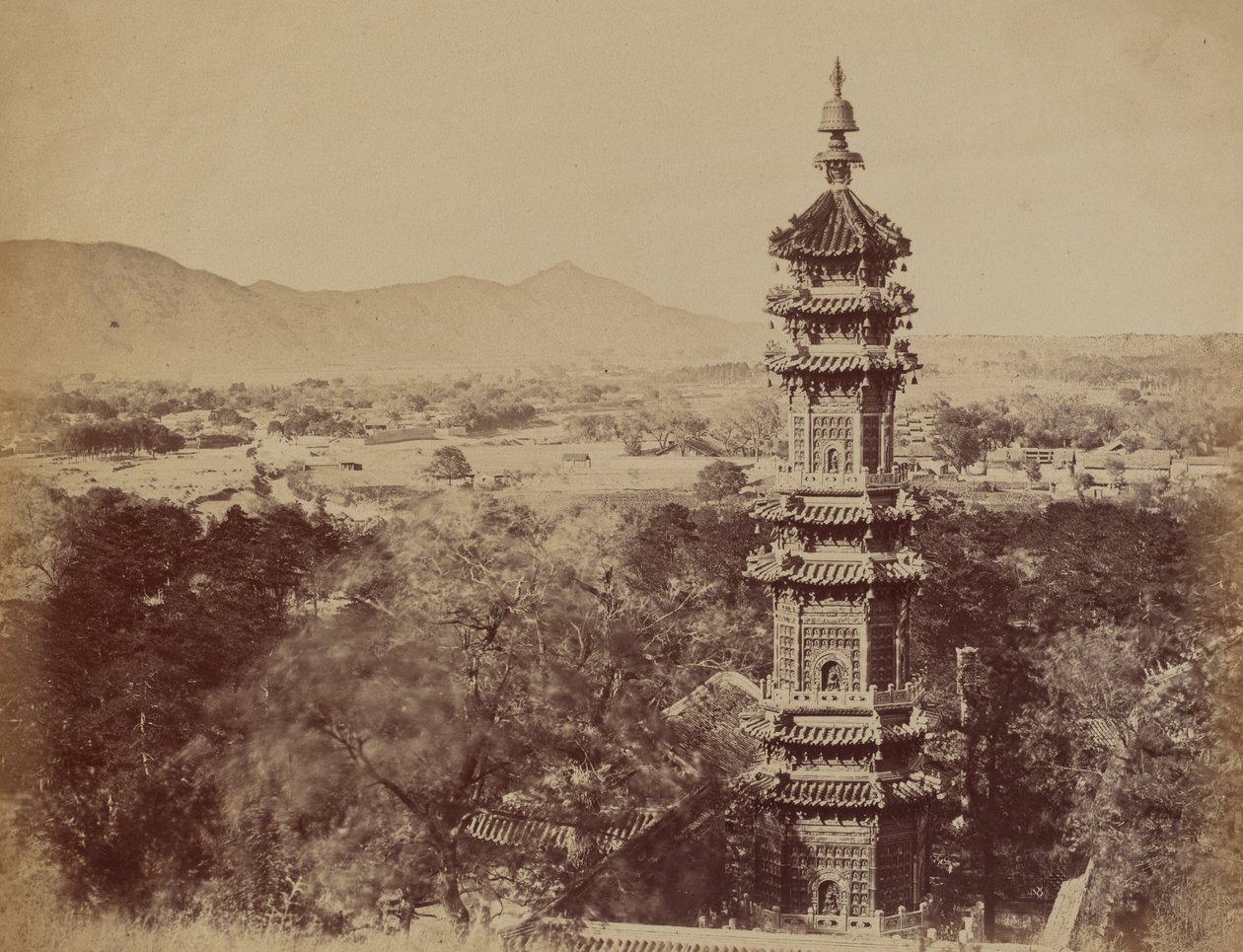 Pohled na Letní palác Yuen Min Yuen, Pekin, ukazující pagodu..., říjen 1860, 1860. od Felice Beato