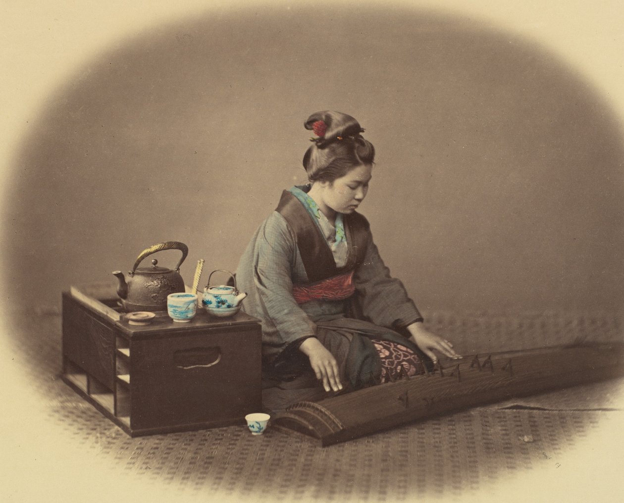 Žena s čajovým setem hraje Koto, ca. 1860. od Felice Beato