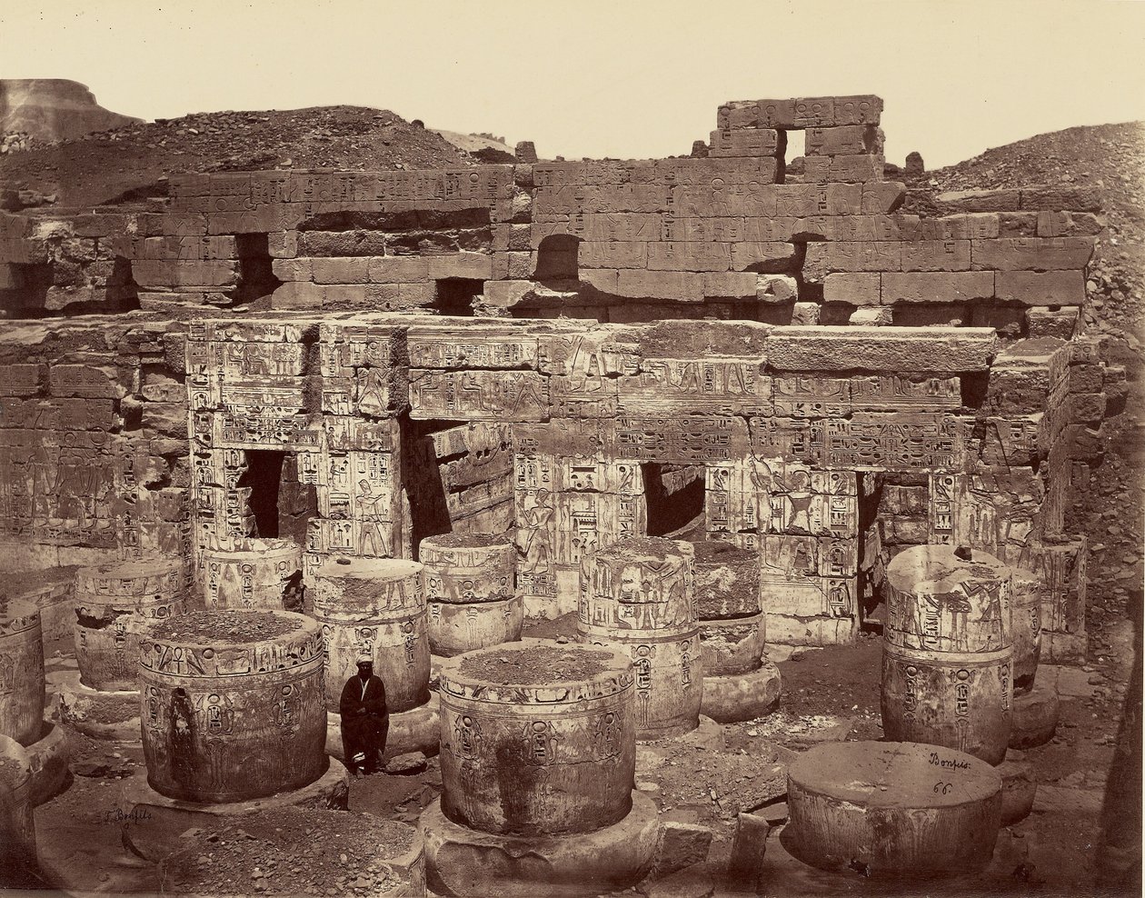 3. nádvoří Velkého chrámu v Medinet Habu neboli sloupů. Théby od Félix Bonfils