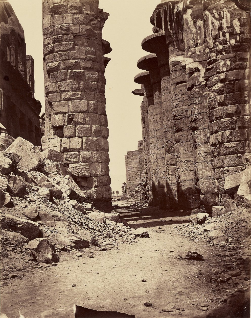 Hlavní ulice hypostylové síně, pohled z východu (Karnak) – Théby od Félix Bonfils