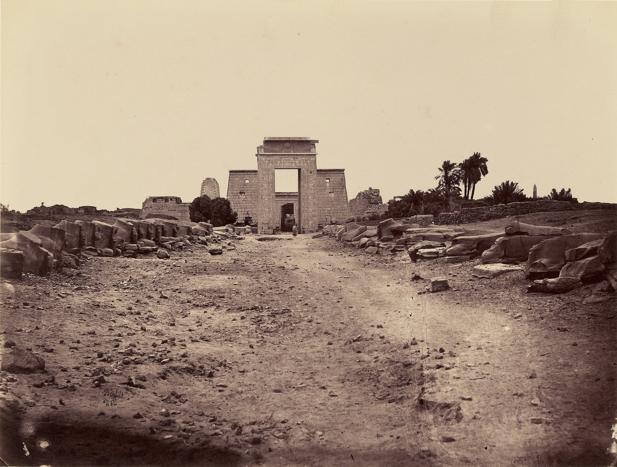 Alej sfing a ptolemaiovský propylon, Karnak, Théby od Félix Bonfils