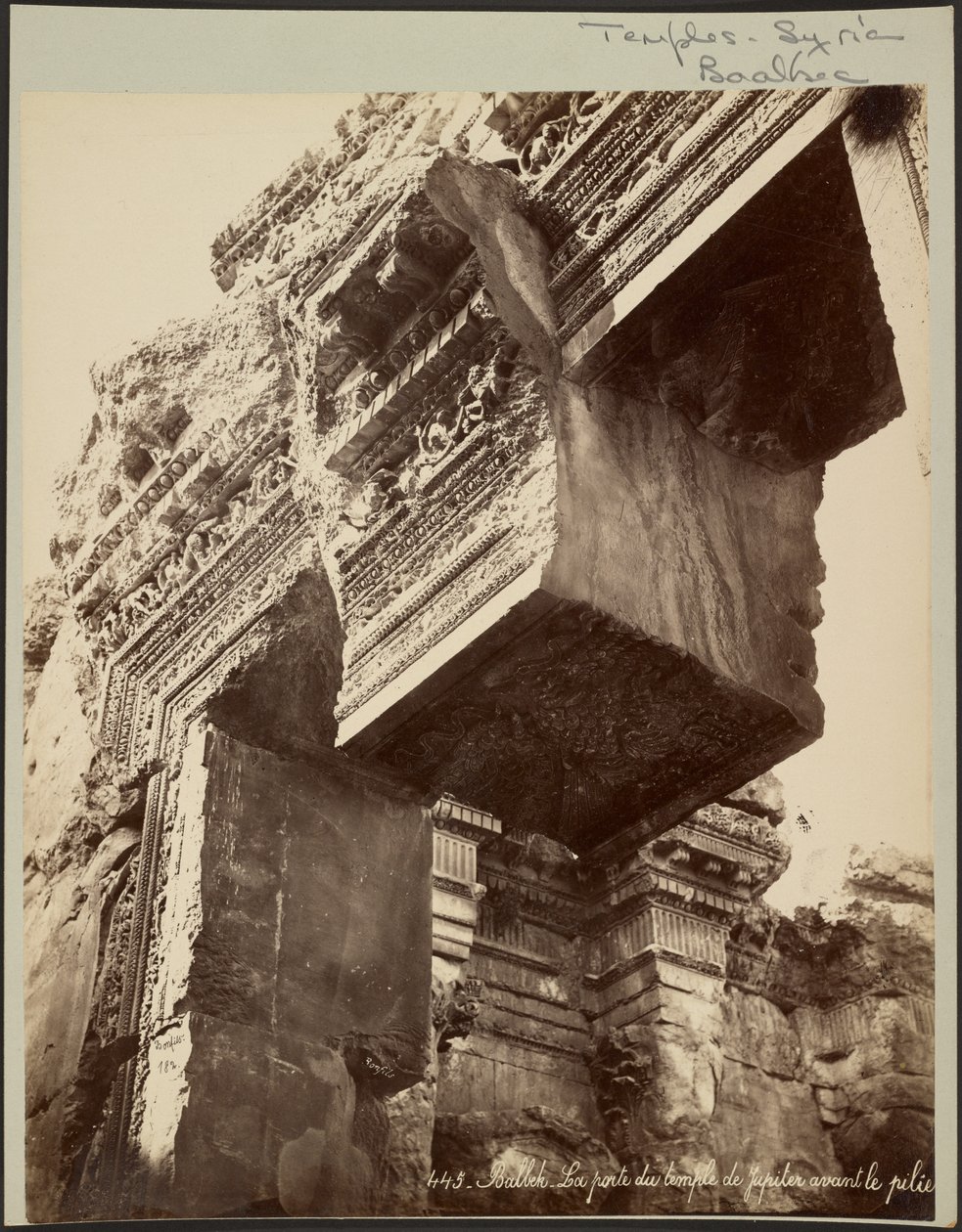 Baalbek, brána Jupiterova chrámu před sloupem od Félix Bonfils