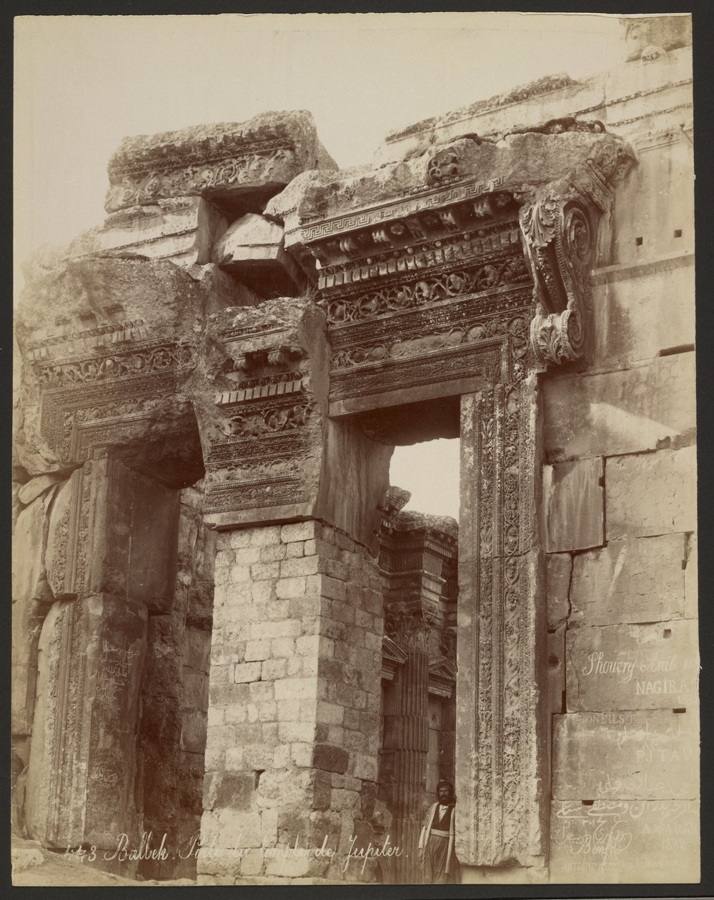 Baalbek, brána Jupiterova chrámu od Félix Bonfils