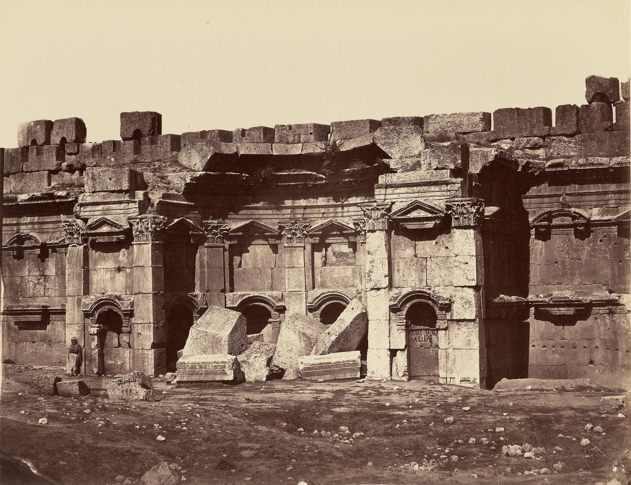Čtvercové komnaty vpravo v obdélníkovém nádvoří - Baalbek od Félix Bonfils