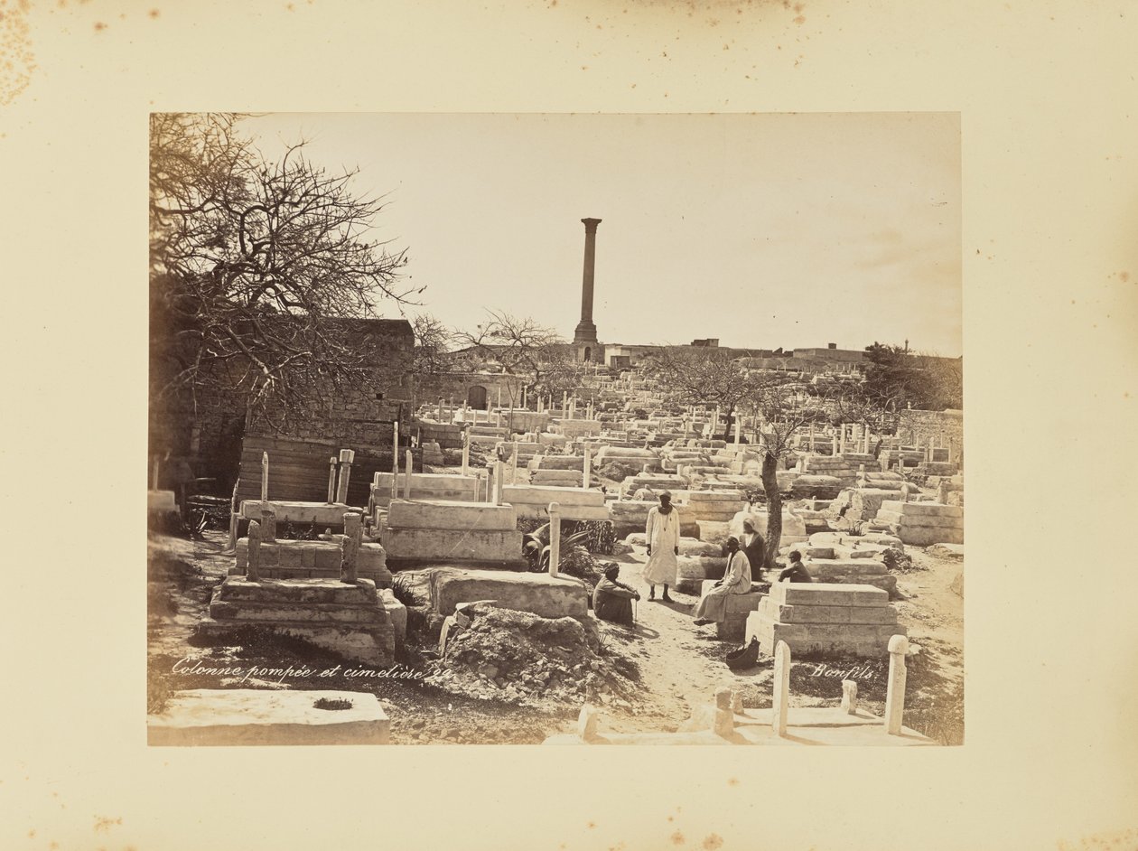 Pompejův sloup a hřbitov od Félix Bonfils