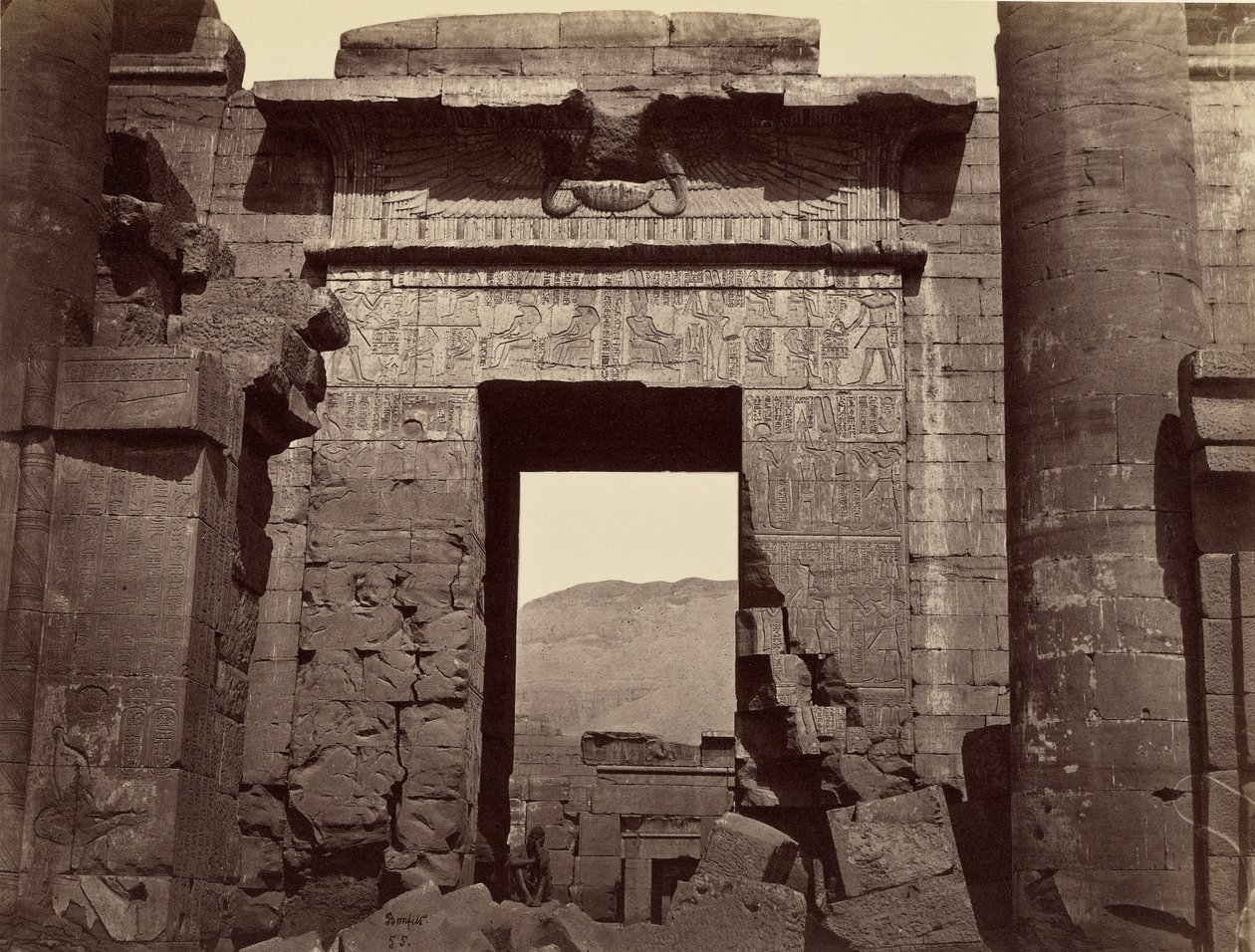 Detaily vstupní brány do chrámu, Medinet Habu od Félix Bonfils