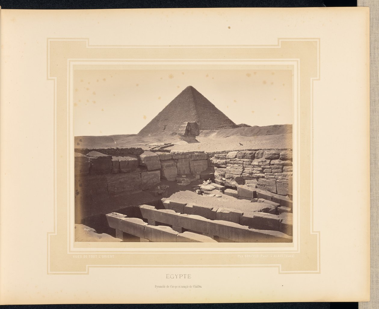 Egypt: Cheopsova pyramida a Chaffrův chrám od Félix Bonfils