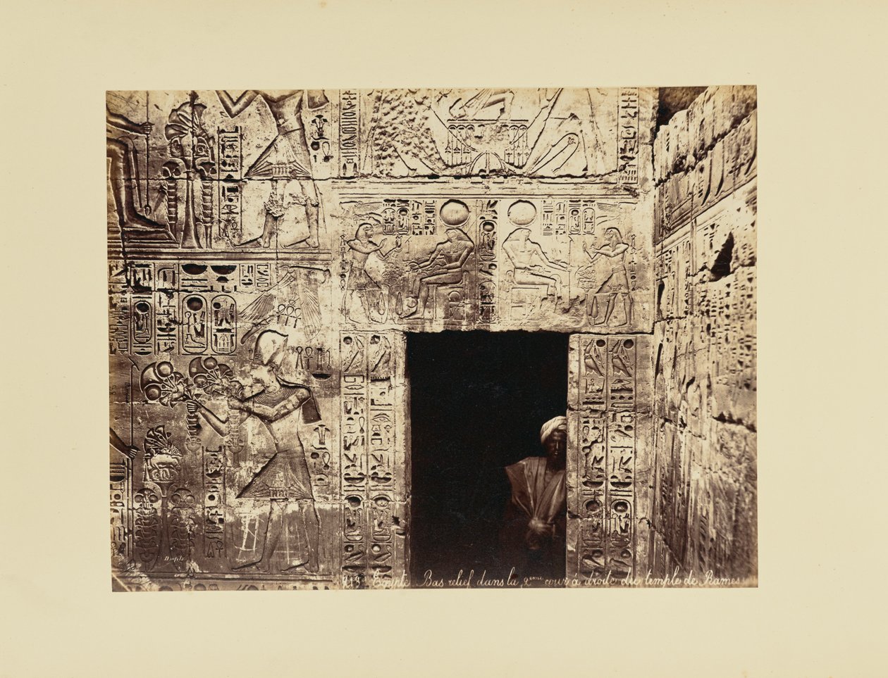 Egypt. Basreliéf ve druhém nádvoří napravo od chrámu Ramesse od Félix Bonfils