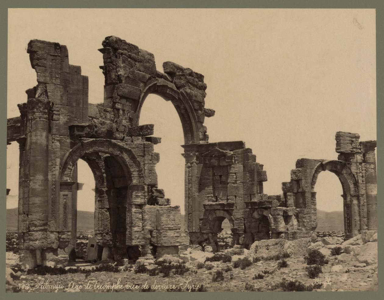 Vchod do Velké kolonády, Palmýra, kolem roku 1875 (tisk alba) od Félix Bonfils