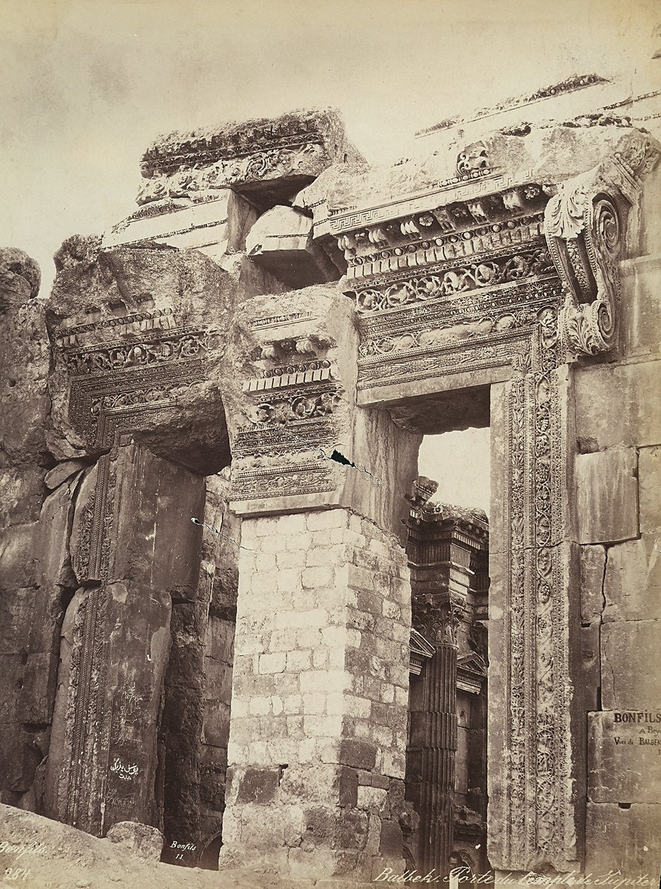 Vchod do Jupiterova chrámu nebo chrámu Slunce, v archeologické zóně Heliopolis nebo Baalbek, starověké syrské město, nyní Libanon od Félix Bonfils
