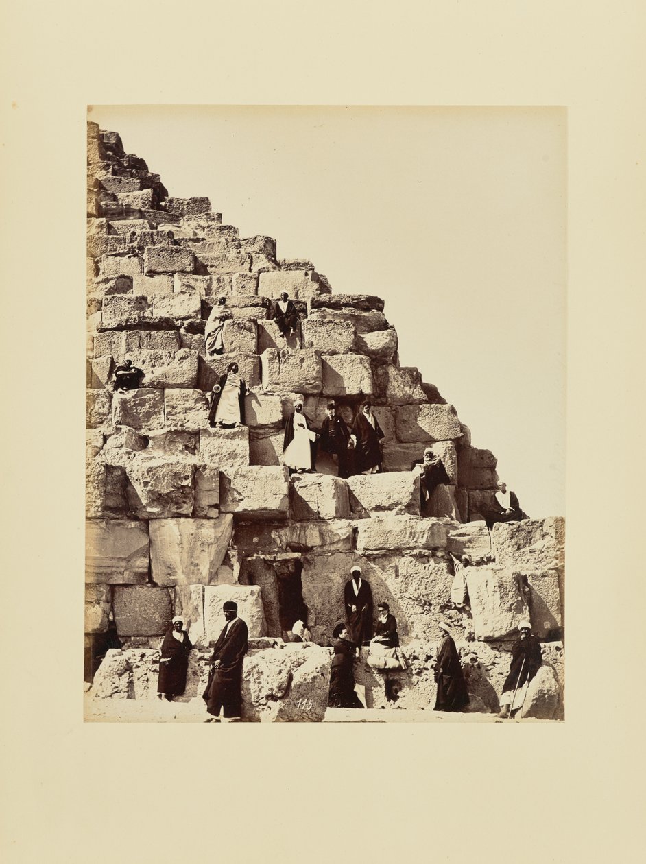 [Skupinová fotografie na kamenných blocích pyramidy, Egypt] od Félix Bonfils