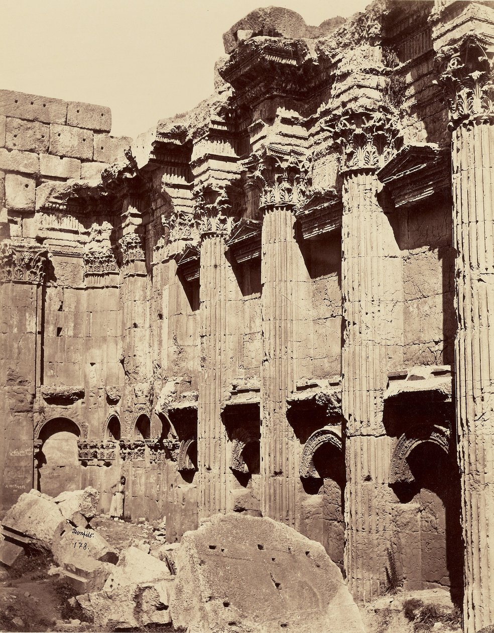 Interiér Jupiterova chrámu - Baalbek od Félix Bonfils