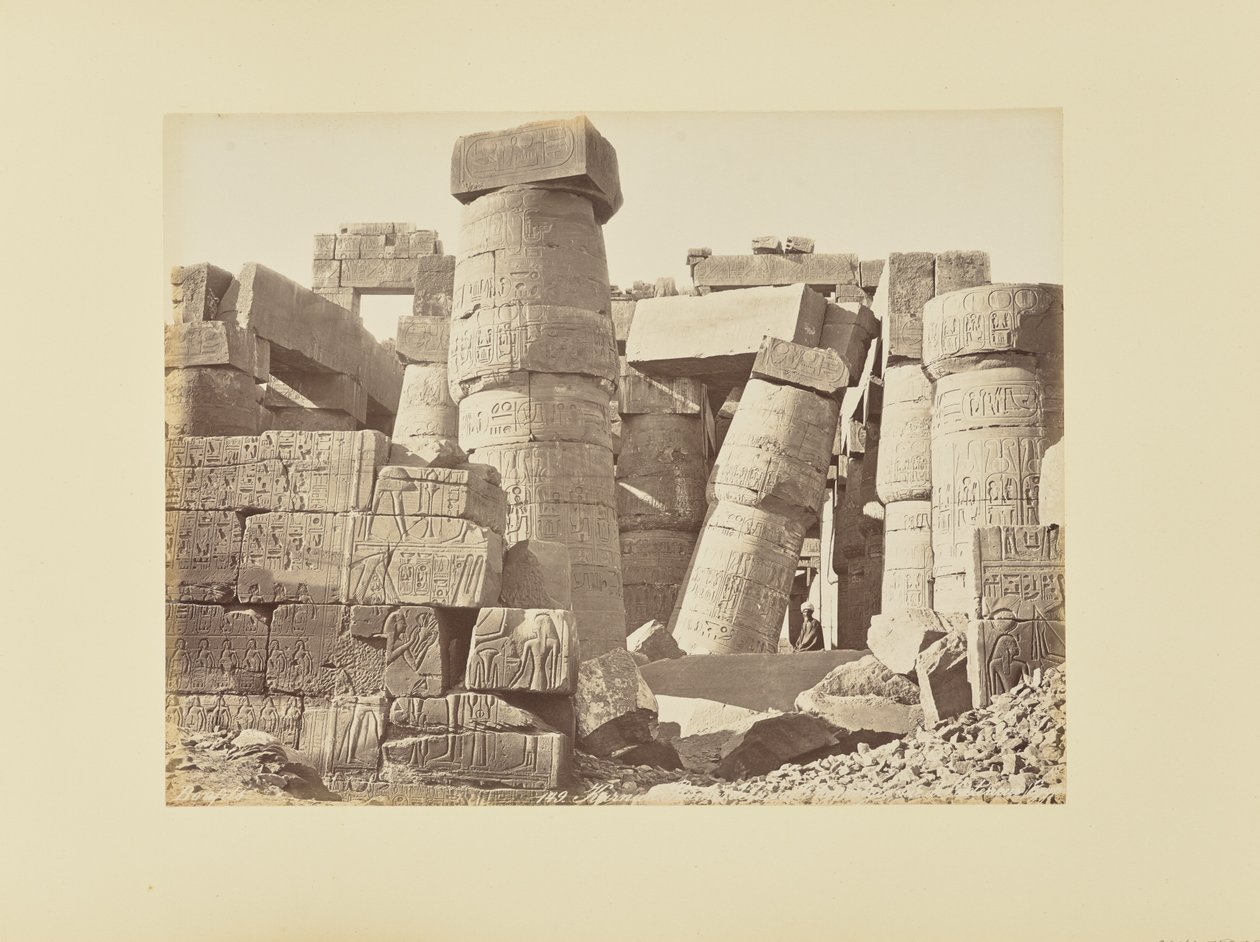 Karnak. Ruiny hypostylového sálu, pohled do interiéru, Egypt od Félix Bonfils