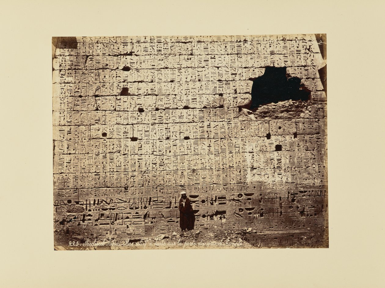 Medinet-Abou - Basreliéf vpravo na bráně Velkého chrámu od Félix Bonfils