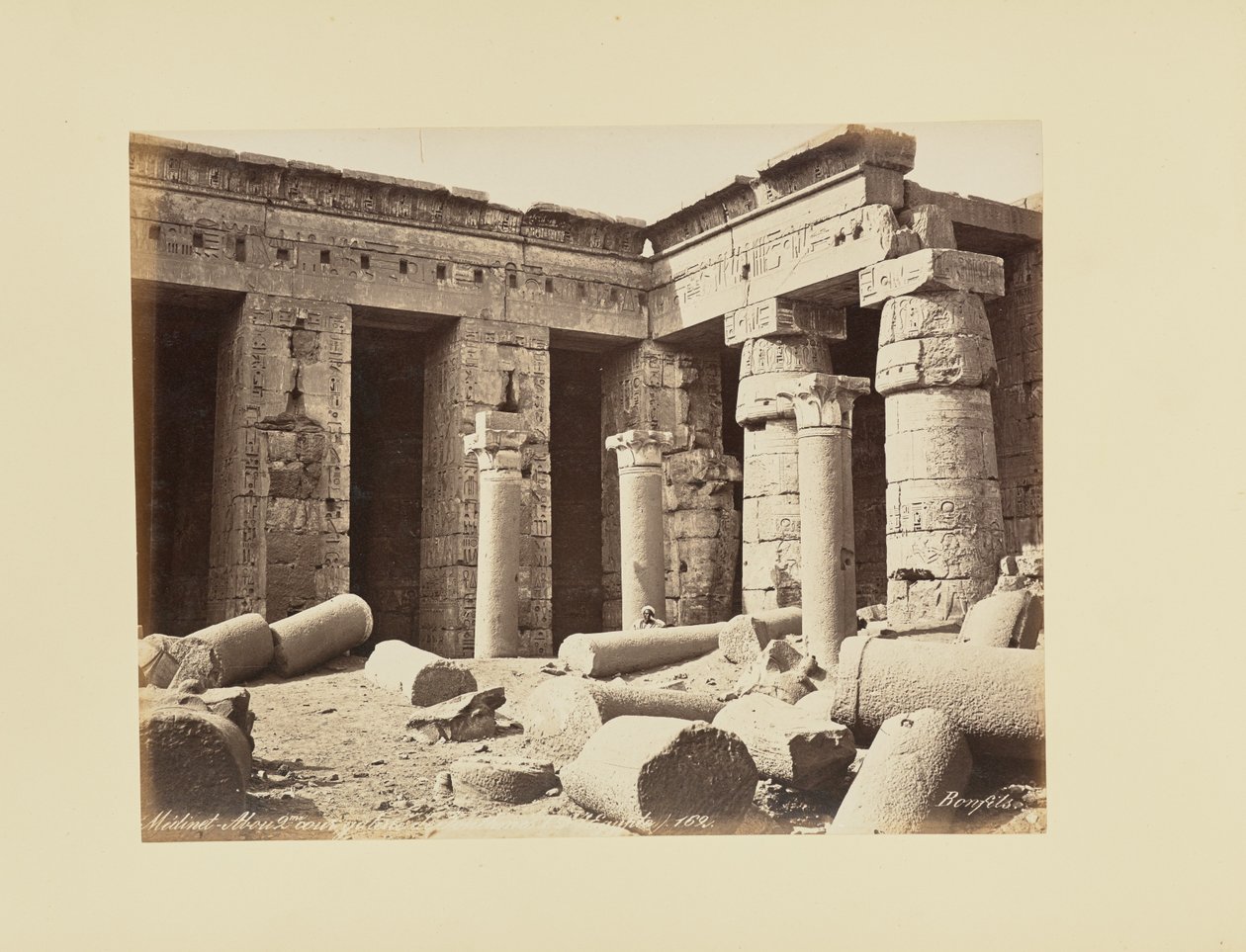 Medinet Habu, druhé nádvoří, galerie Thutmose I. (Egypt) od Félix Bonfils