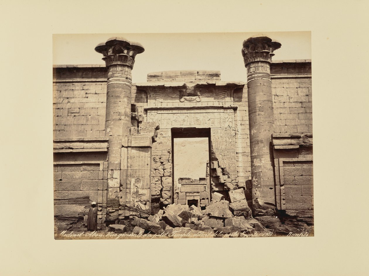 Medinet-Abou. Celkový pohled na malý chrám, detail dveří (Egypt) od Félix Bonfils
