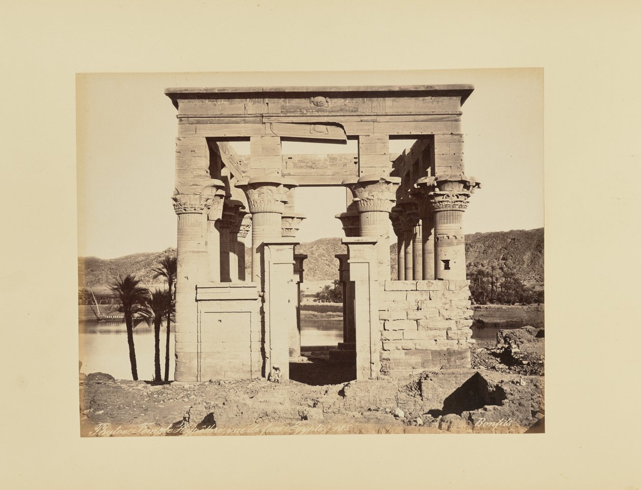Philae. Hypétrální chrám, pohled zepředu, Egypt od Félix Bonfils