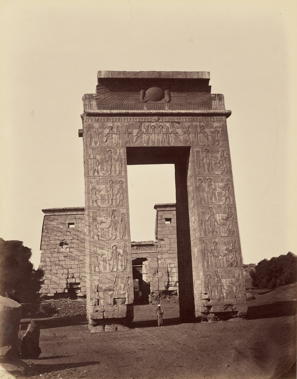 Propylon Ptolemaion a vstupní brána do malého chrámu [Karnak, Théby] od Félix Bonfils