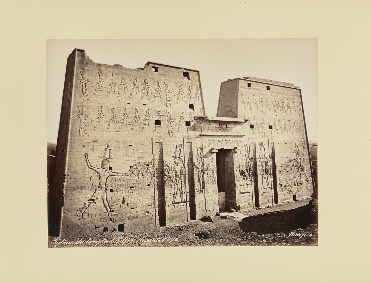 Pylon chrámu v Edfú (Egypt) od Félix Bonfils