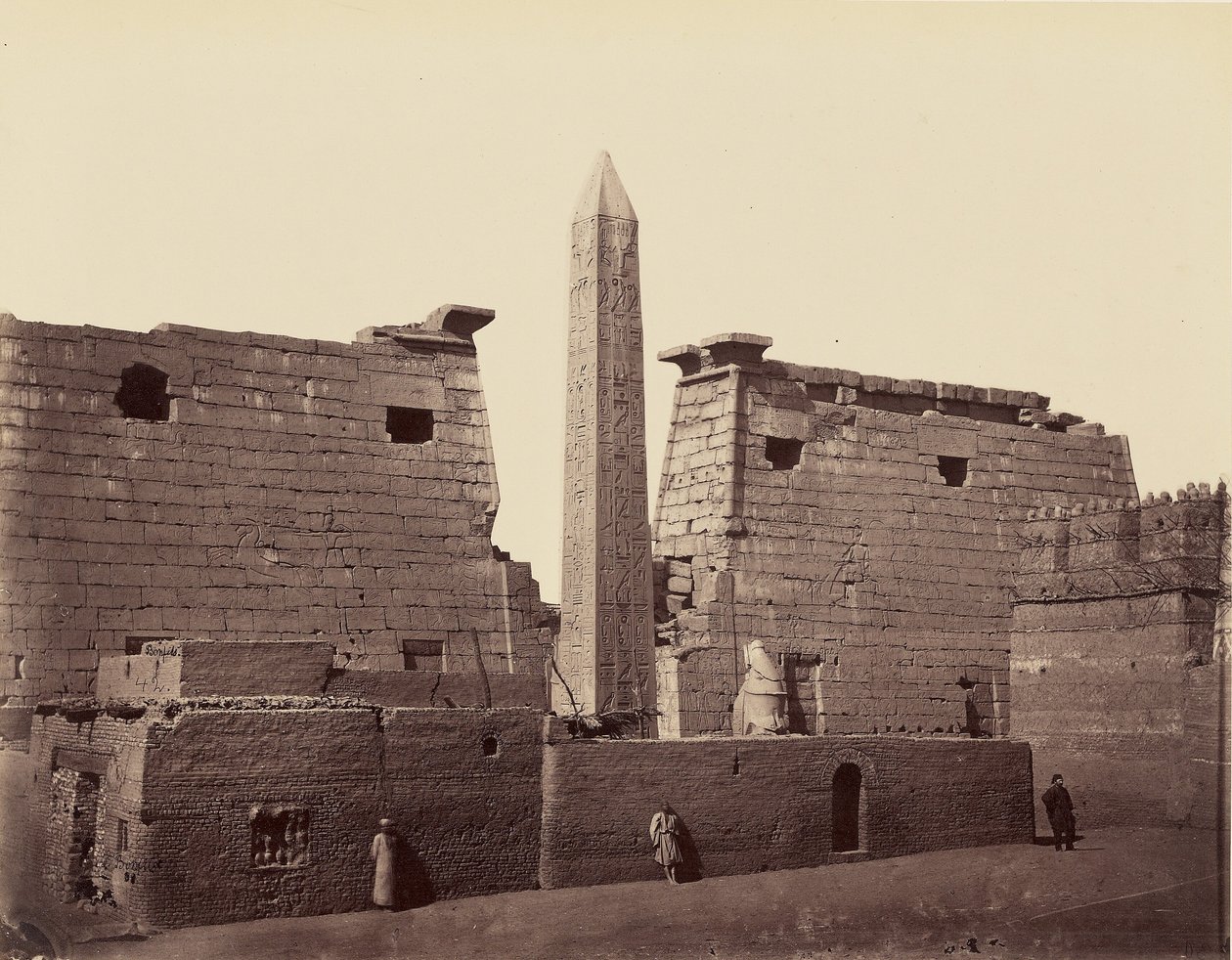 Luxorský chrám: obelisk a pylon [Théby] od Félix Bonfils