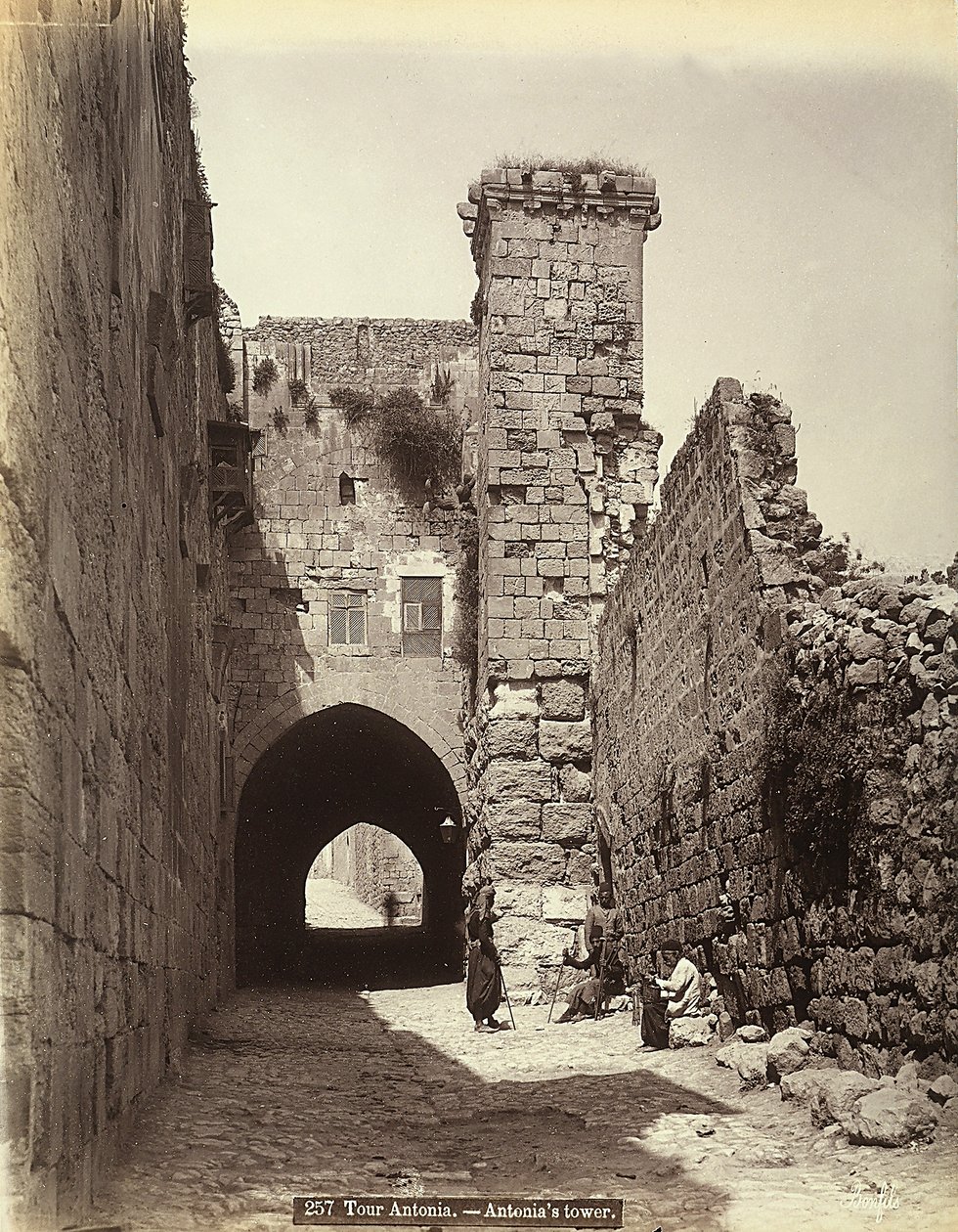 Antonia Tower v Jeruzalémě. Někteří muži odpočívají u zdí od Félix Bonfils
