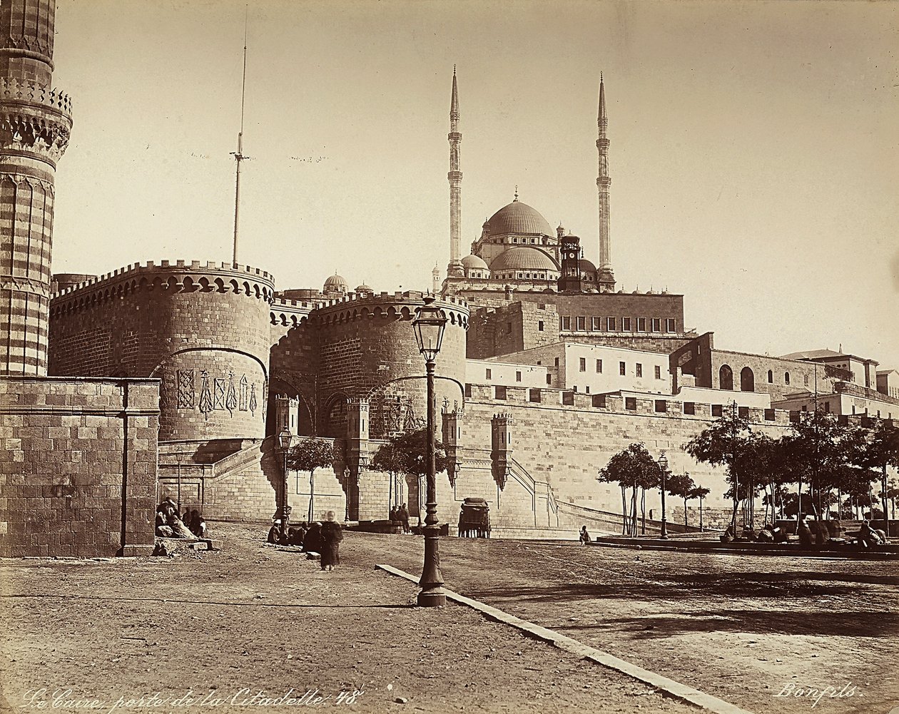 Brána Bab el-Azab Citadely s mešitou Muhammada Aliho v pozadí v Káhiře, Egypt od Félix Bonfils
