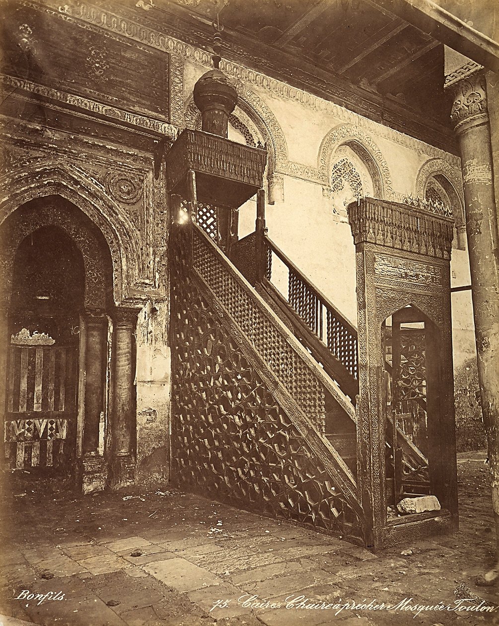 Minbad, starožitné dřevěné křeslo, umístěné v mešitě Ibn Tulun v Káhiře, Egypt od Félix Bonfils