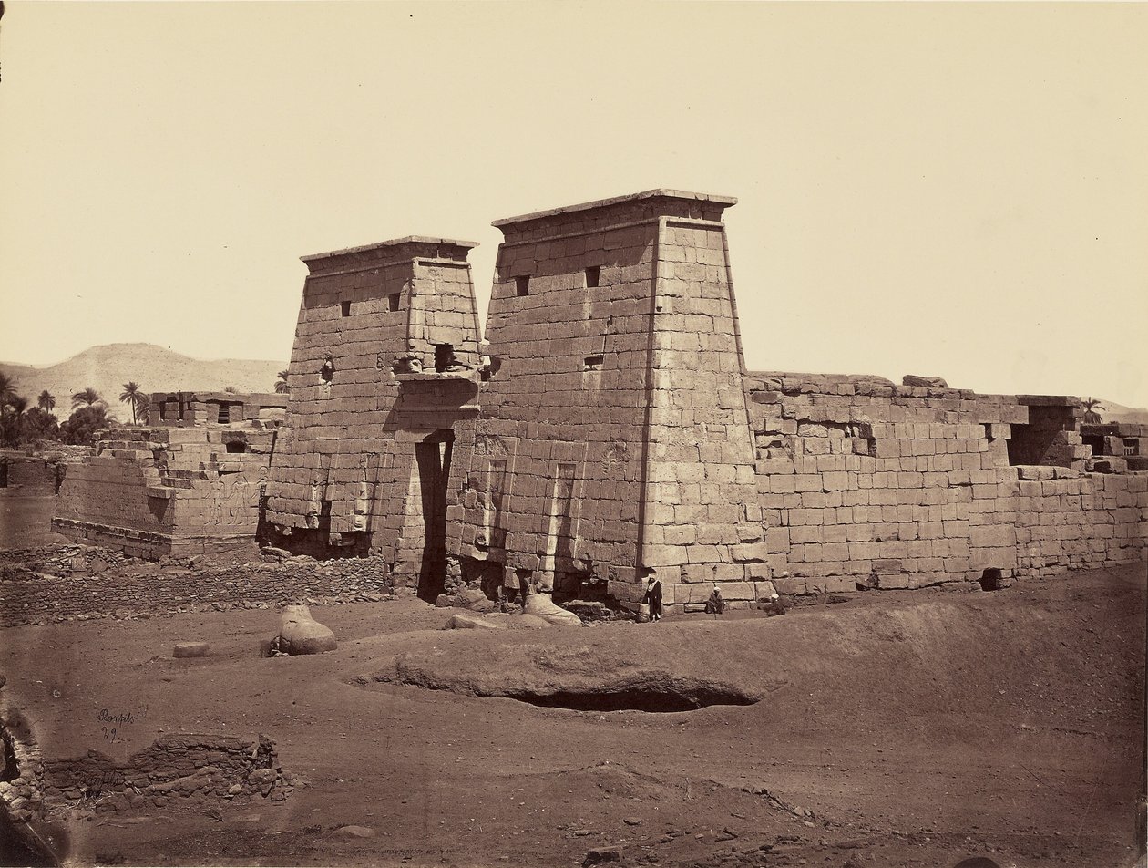 Celkový pohled na chrám Ramesse III., Karnak, Théby od Félix Bonfils