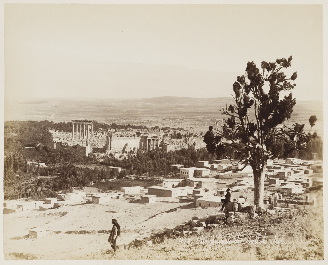 Celkový pohled na Baalbek, Sýrie #438 od Félix Bonfils