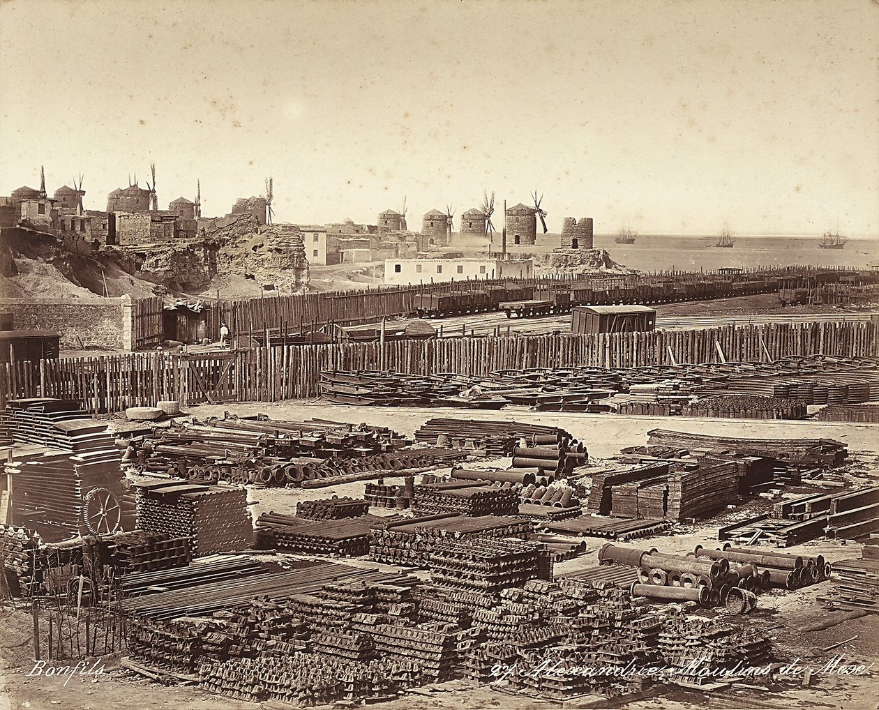 Dvůr pro stavební materiály, větrné mlýny jsou v pozadí, v Alexandrii, Egypt od Félix Bonfils