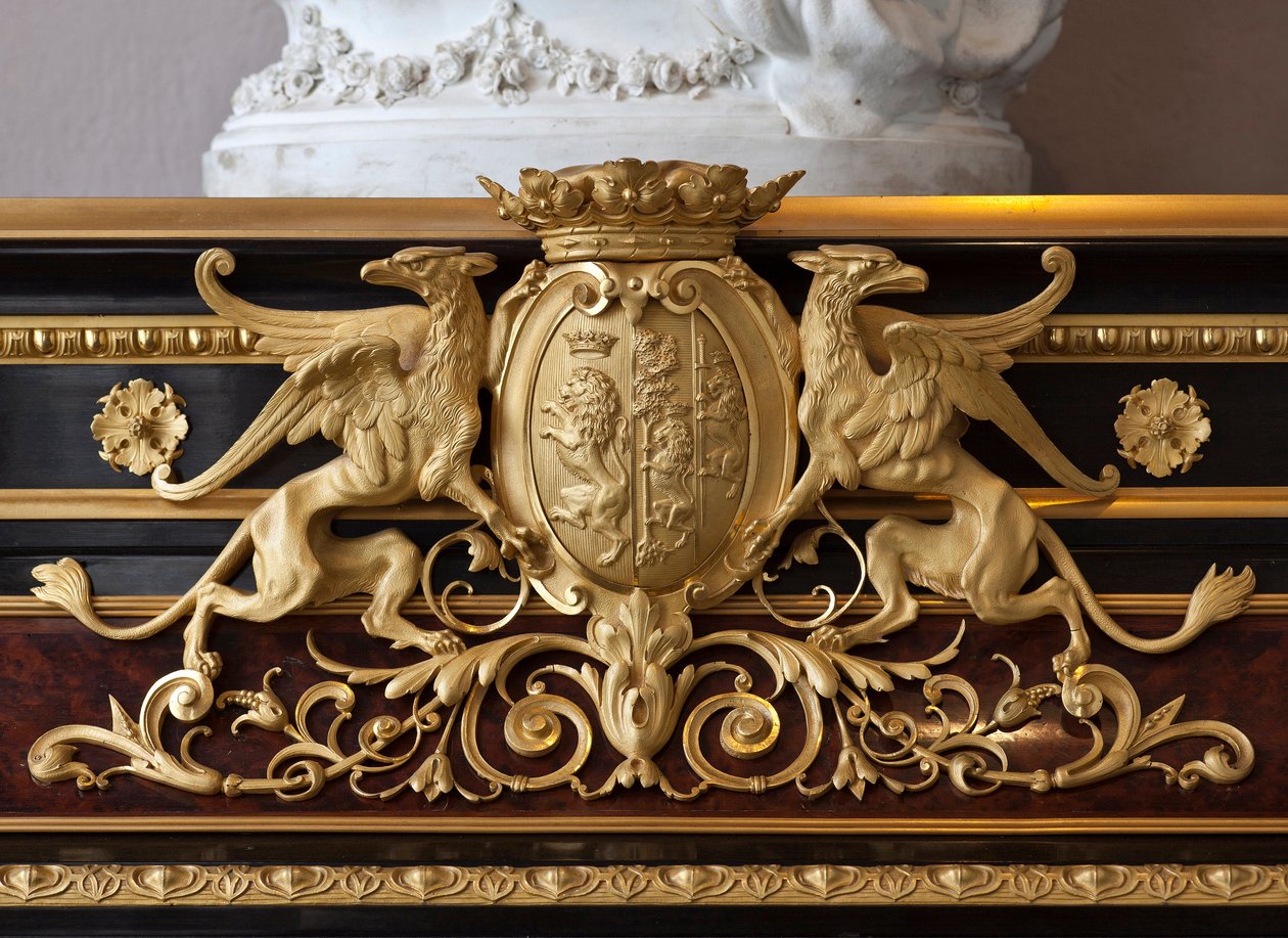 Detail kusu nábytku zdobí erb rodiny Brignole Sale od ebenisty Guillauma Grohe (1808-1885) podle kresby Felixe Dubana (1798-1870). Byty Marie Brignole Sale De Ferrari, vévodkyně z Galliera (1811-1888), nábytek od Felix Louis Jacques Duban