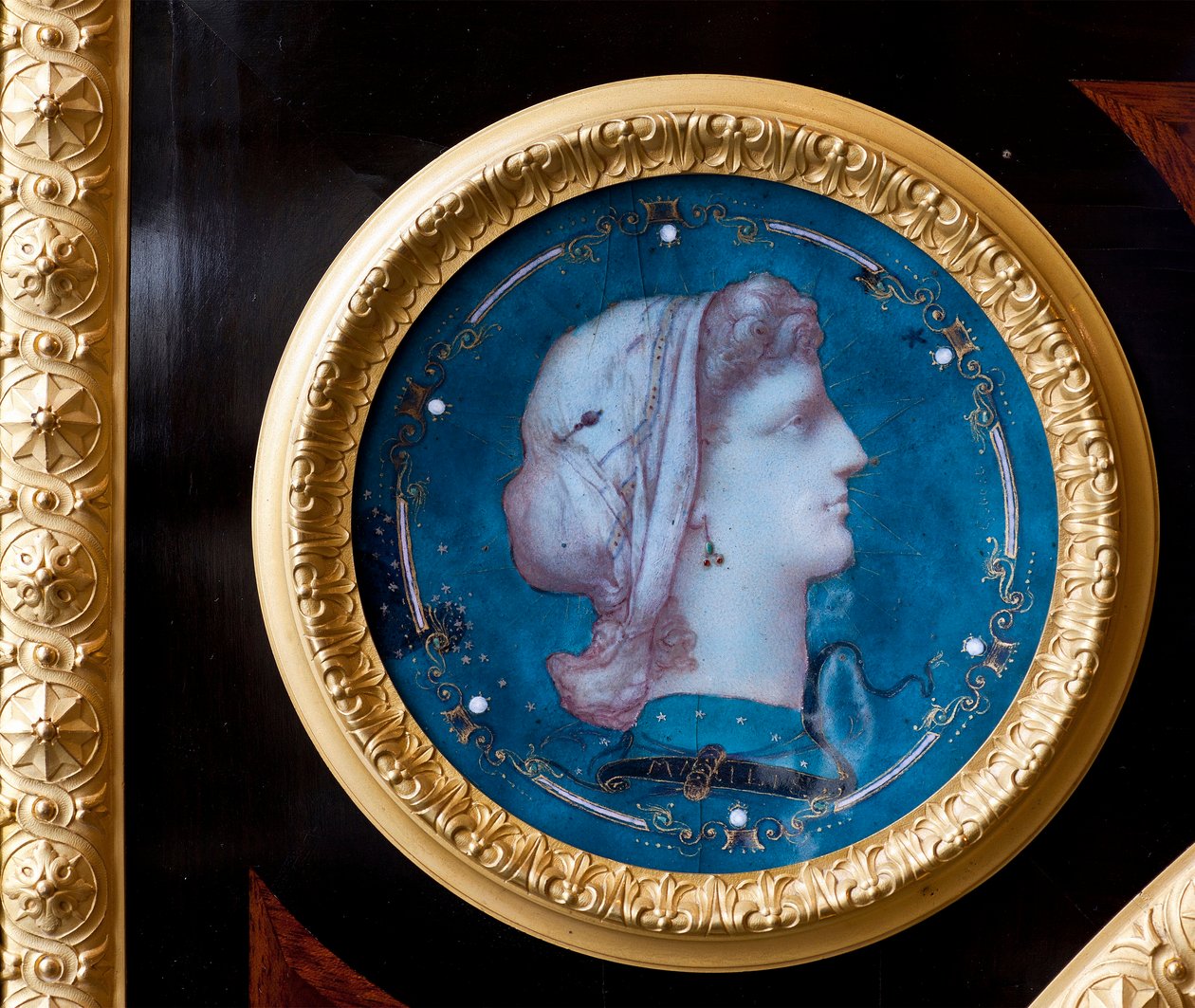 Detail kusu nábytku zdobí erb rodiny Brignole Sale od ebenisty Guillauma Grohe (1808-1885) podle kresby Felixe Dubana (1798-1870). Byty Marie Brignole Sale De Ferrari, vévodkyně z Galliera (1811-1888), nábytek od Felix Louis Jacques Duban