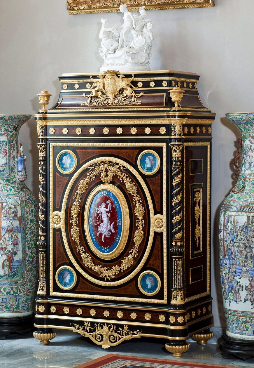 Nábytek zdobí erb rodiny Brignole Sale od ebenisty Guillauma Grohe (1808-1885) podle kresby Felixe Dubana (1798-1870). Apartmány Maria Brignole Sale De Ferrari, vévodkyně z Galliera (1811-1888), nábytek pochází z fr od Felix Louis Jacques Duban