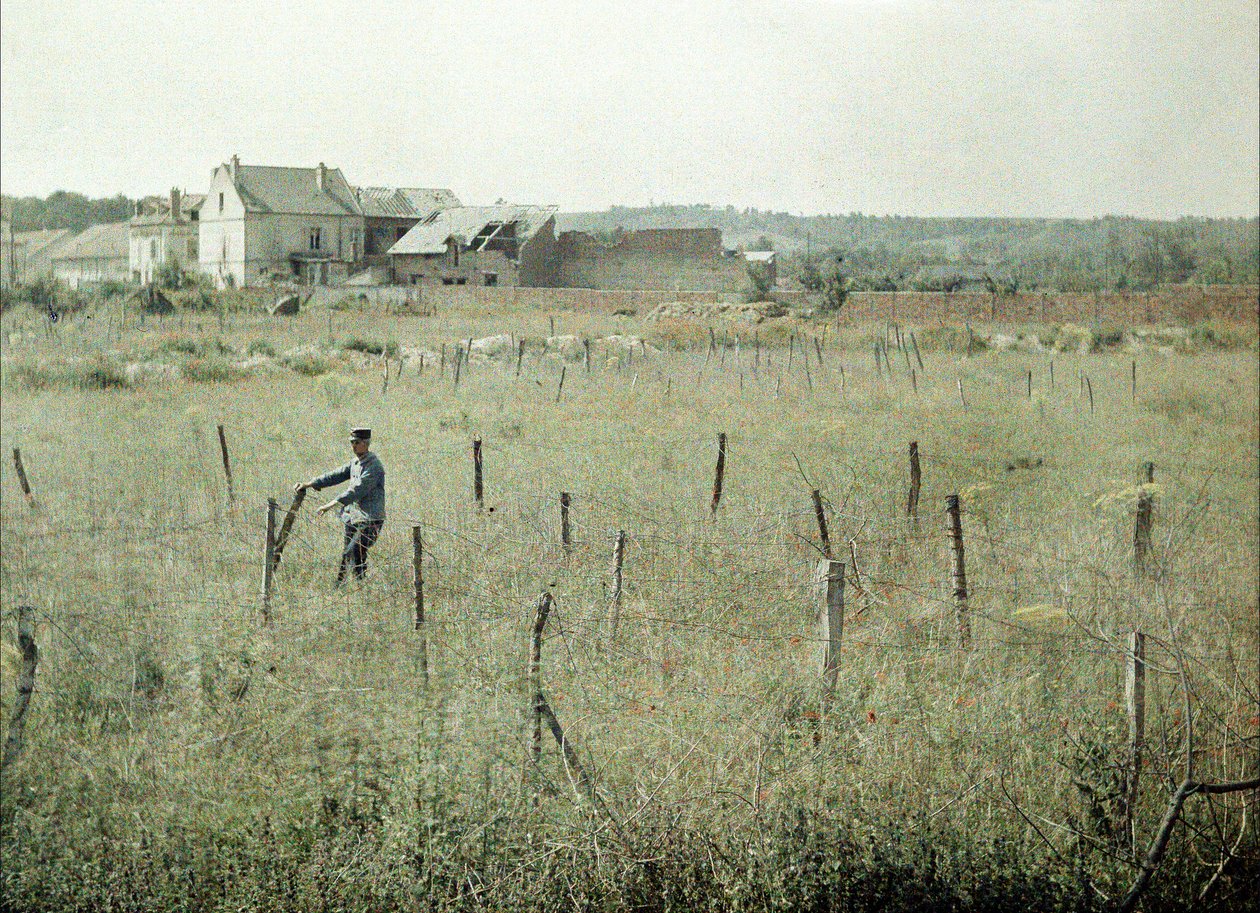 Francouzský důstojník kontroluje ostnatý drát kolem francouzských pozic, Soissons, Aisne, Francie, 1917 (autochrom) od Fernand Cuville