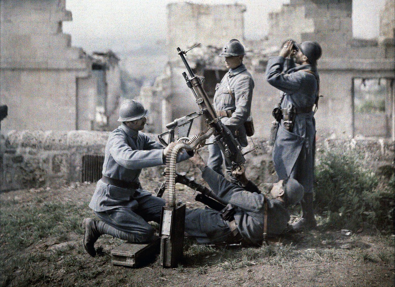 Francouzská část kulometčíků zaujala pozici v troskách během bitvy u Aisne, Francie, 1917 (autochrom) od Fernand Cuville