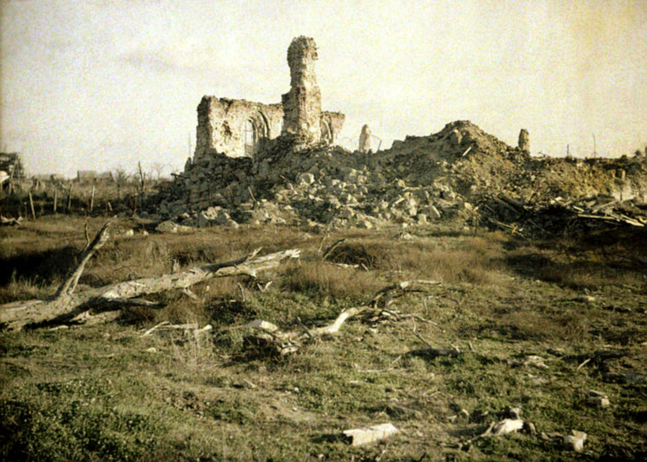 Kostel poškozený během války, Chaulnes, Somme, Francie, 1917 (autochrom) od Fernand Cuville