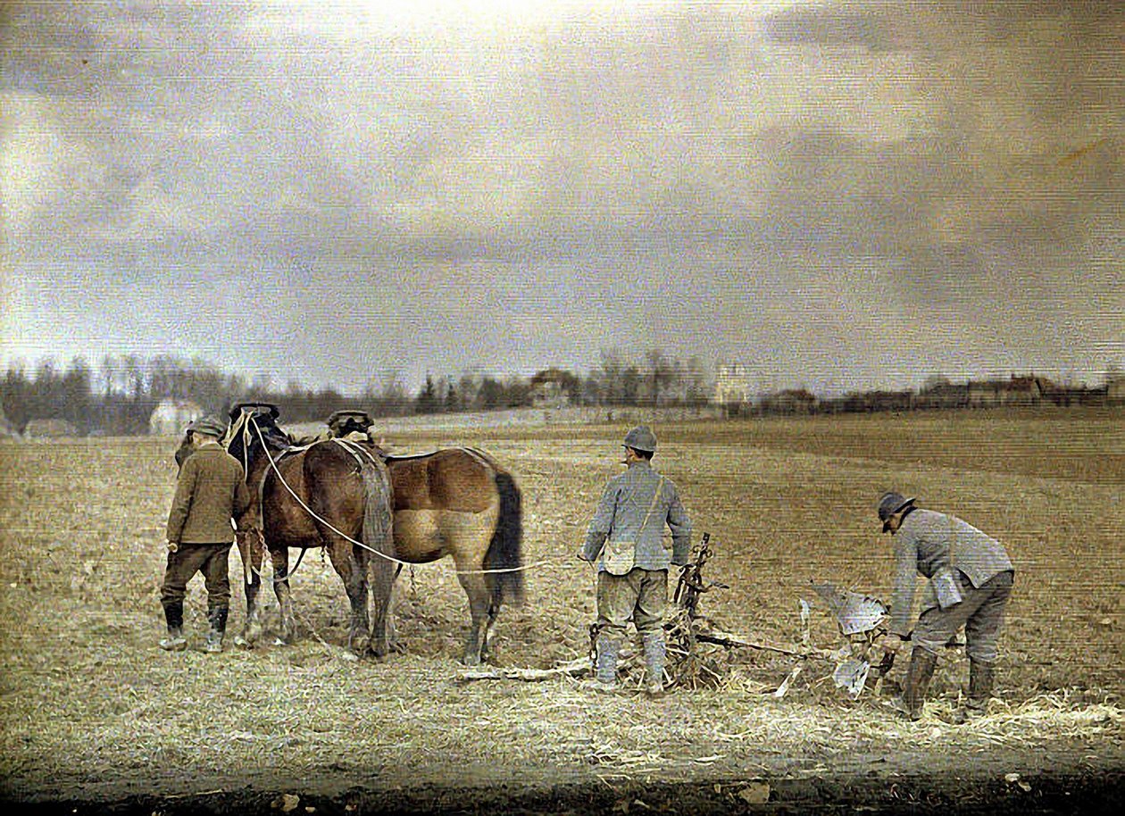 Zemědělec a dva francouzští vojáci orající se dvěma koňmi, Marna, Francie, 1917 (autochrom) od Fernand Cuville